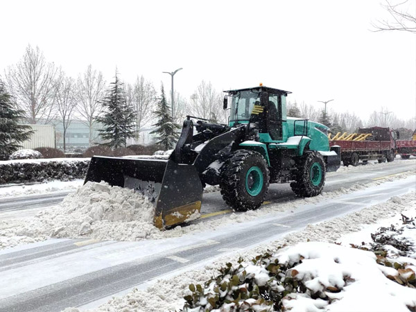 除雪保畅，山推铁肩道义勇担重任！