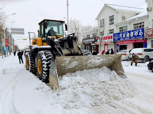 除雪保畅，山推铁肩道义勇担重任！