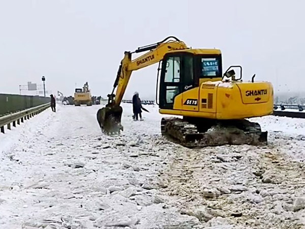 除雪保畅，山推铁肩道义勇担重任！